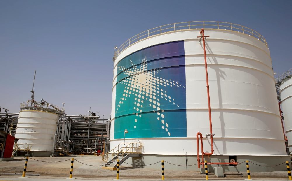 An Aramco oil tank is seen at the Production facility at Saudi Aramco's Shaybah oilfield in the Empty Quarter, Saudi Arabia May 22, 2018. REUTERS (FILE PHOTO)