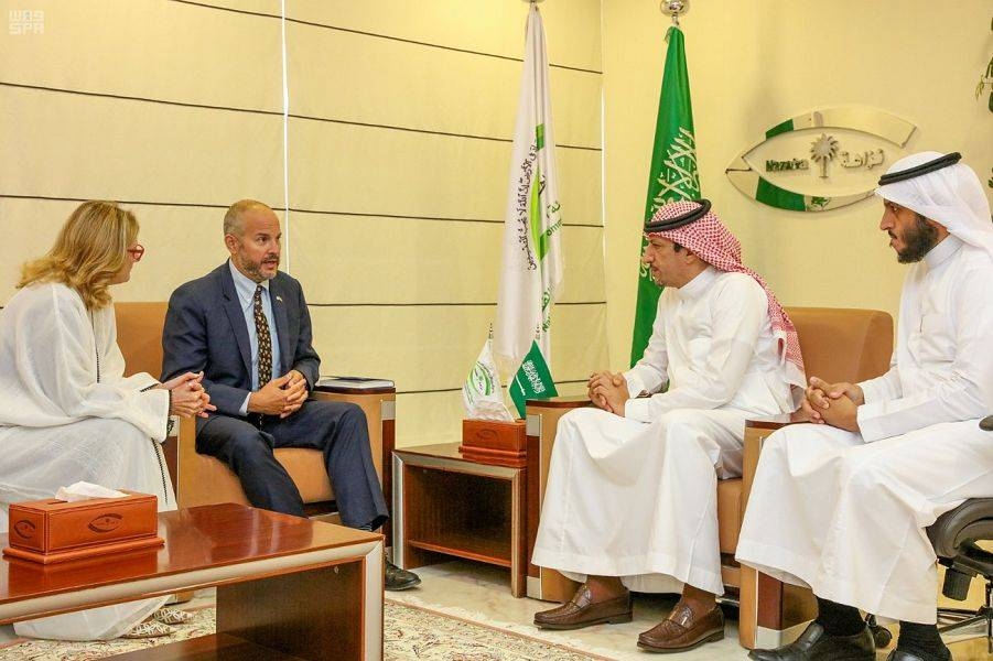 Mazen Al-Kahmous, president of the National Anti-Corruption Commission (Nazaha), receives Dr. Adam Bouloukos, resident representative of the United Nations Development Program (UNDP) in Saudi Arabia, and his accompanying delegation at his office in Riyadh on Thursday. — SPA