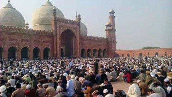 File photo shows the faithful praying Friday prayers at the Badshahi Mosque Lahore. The imams of Pakistan’s mosques expressed their full solidarity with the Kingdom of Saudi Arabia and their total rejection of all attacks targeting the Kingdom.