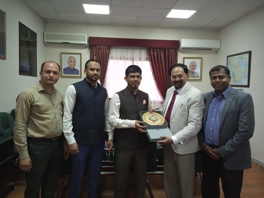Ashok Sethi, director Trade Promotion Council of India (TPCI), 2nd right, presents a memento on behalf of TPCI to Indian Consul General Md. Noor Rahman Sheikh, center, for his support and contribution in promoting TPCI in Saudi Arabia. — Courtesy photo