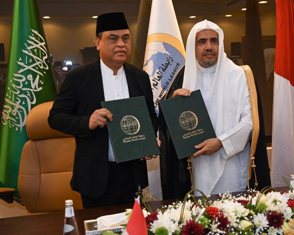 Muslim World League Secretary General Sheikh Mohammed Al-Essa and Indonesia’s Minister of Civil Service and Reform Dr. Safaruddin Campo at the signing ceremony of the agreement in Jeddah. — Courtesy photo
