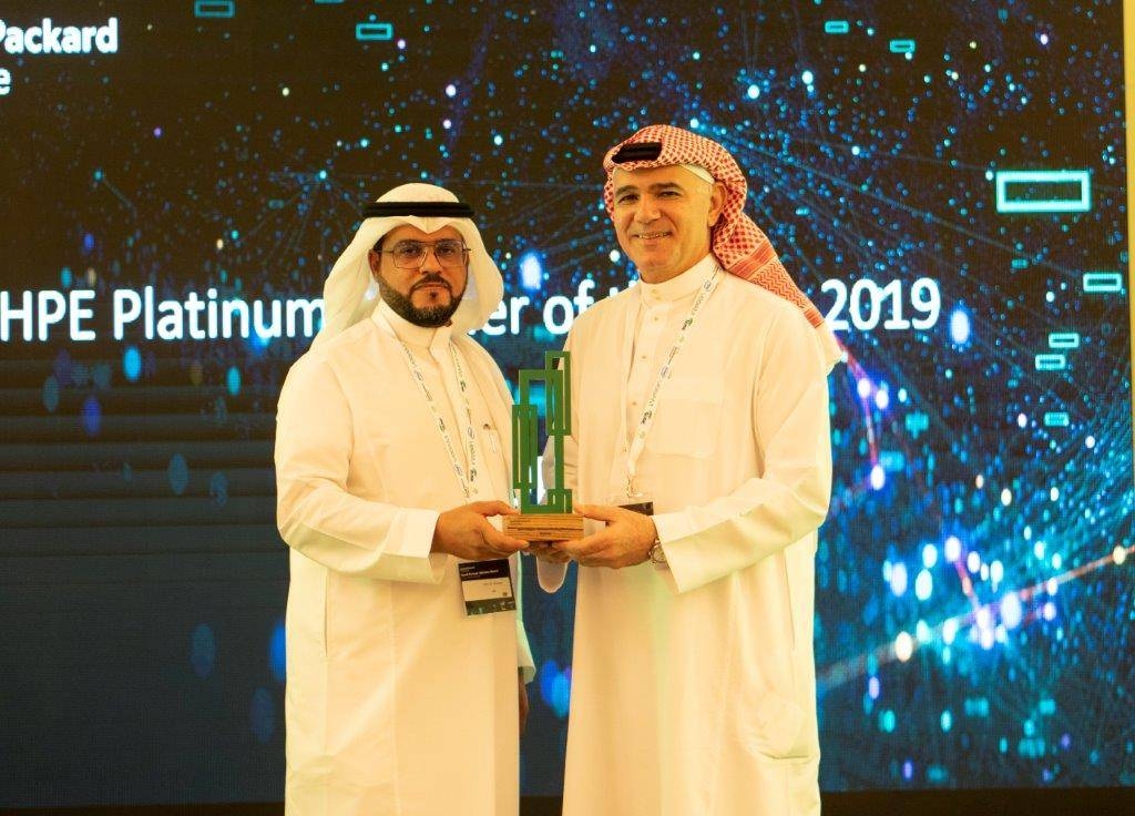 Ali Alireza (right) receives the awards from Issa Al Khamees, Managing Director of HPE Saudi Arabia.

