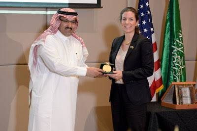 Saudi Ambassador to Yemen and Supervisor-General of the Saudi Development and Reconstruction Program for Yemen Mohammed Al Jabir (L) presents an honorary shield to a participant in the 'Stabilization 2' Workshop in Riyadh, Saudi Arabia. — Courtesy photo