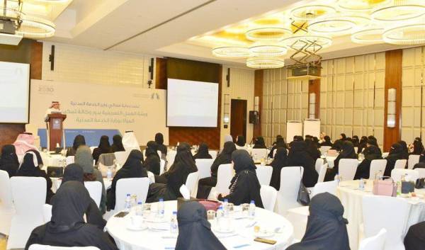 Minister of Civil Service Sulaiman Al-Hamdan addresses women employees of his ministry. — Okaz photos