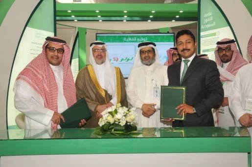 Dr. Muhammed Al Nowiran, CEO of National Centre of Palms and Dates; and Shehim Muhammed, Director of LuLu Hypermarket KSA, sign the MoU