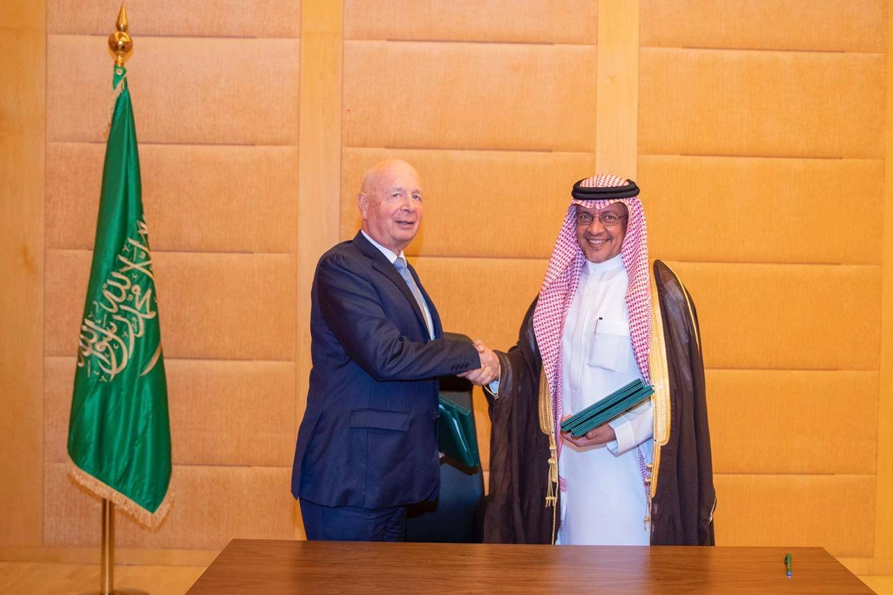 Minister of Economy and Planning Mohammed Al-Tuwaijri and Schwab signed the agreement to establish WEF’s Centre for the Fourth Industrial Revolution, the fifth such center in the world, during a ceremony in Riyadh on Wednesday. This agreement marks the beginning of cooperation between WEF and KACST with the support and coordination of the Saudi Centre for International Strategic Partnerships (SCISP). (SPA)