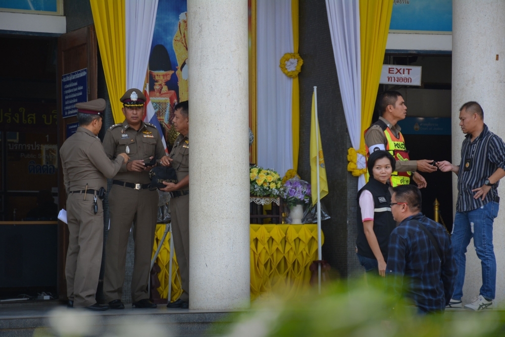 Thai Royal Police officers and investigators are seen outside the Chantaburi provincial court after a shooting incident on Tuesday. -AFP
 / AFP / DAILYNEWS / -