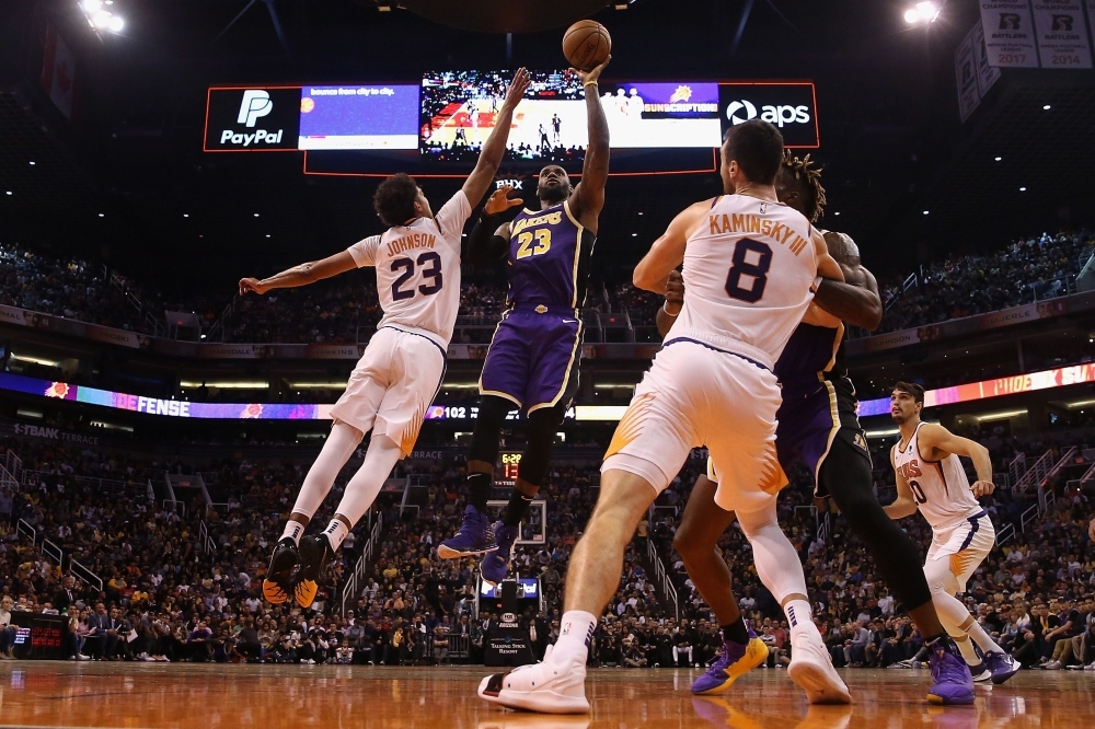 LeBron James secures Lakers win on injury return, Suns bounce back