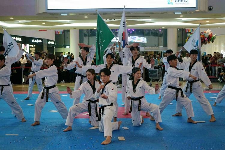 Kukkiwon Taekwondo demonstration team with Korean ambassador Jo Byung Wook and Saudi personnel.