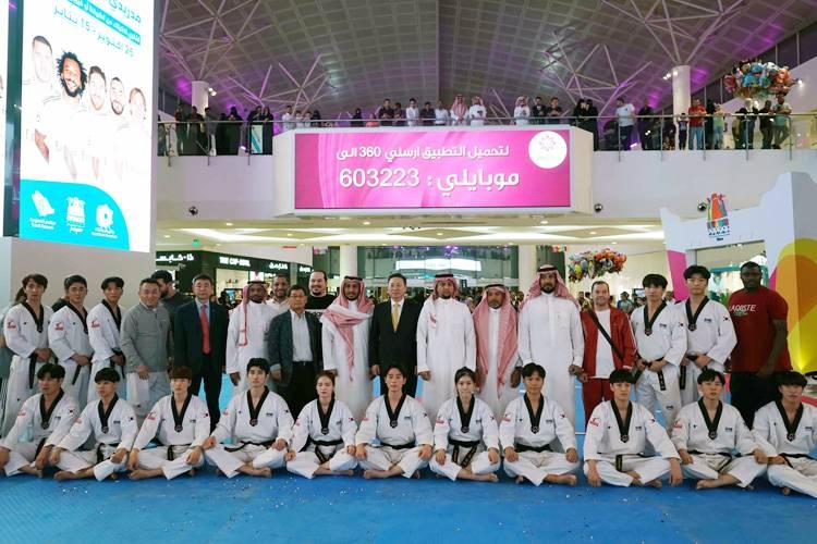 Kukkiwon Taekwondo demonstration team with Korean ambassador Jo Byung Wook and Saudi personnel.