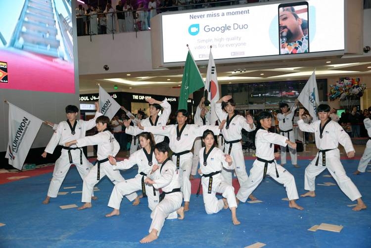 Kukkiwon Taekwondo demonstration team with Korean ambassador Jo Byung Wook and Saudi personnel.