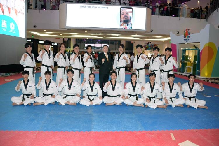 Kukkiwon Taekwondo demonstration team with Korean ambassador Jo Byung Wook and Saudi personnel.