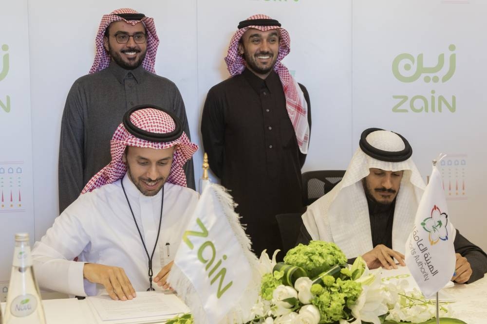 General Sports Authority, represented by Abdulaziz Bin Ahmed Baeshen, Director General of Events Management, and Zain KSA, represented by  Rayan bin Abdullah Al-Turki, Executive Vice President of Communications, sign the main sponsorship agreement at the headquarters of Al-Diriyah season