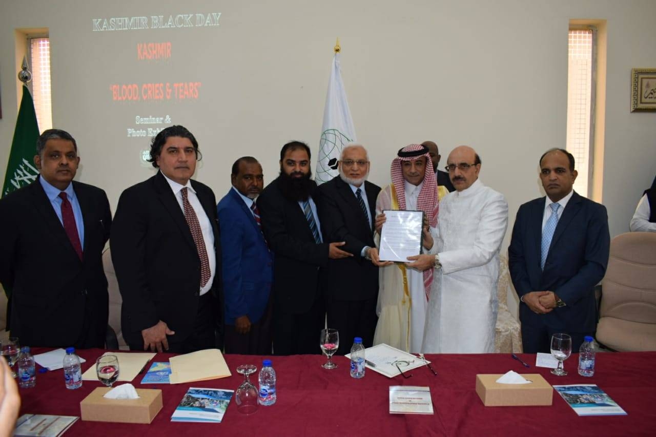Masood Ahmed Puri and members of the Kashmir Committee (KC) Jeddah present a resolution to the OIC secretary general.