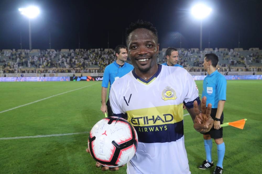 Nigerian Ahmed Musa in Al Nasr colors is presented a trophy in the Saudi Professional League (SPL).