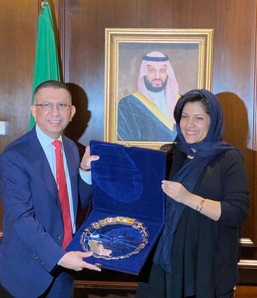 Princess Reema Bint Bandar Bin Sultan, Saudi ambassador to the US, recently honored the outgoing Cultural Attaché at the Saudi Embassy Dr. Muhammad Al-Issa. — SPA