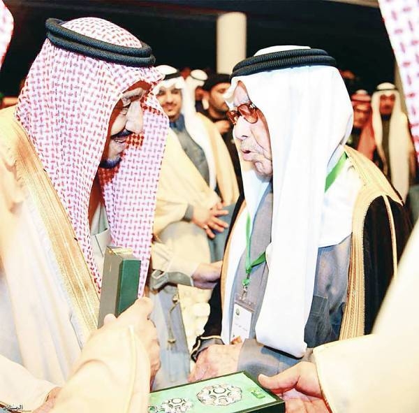 Custodian of the Two Holy Mosques King Salman with Abdul Fattah Boumadien. — Okaz photo