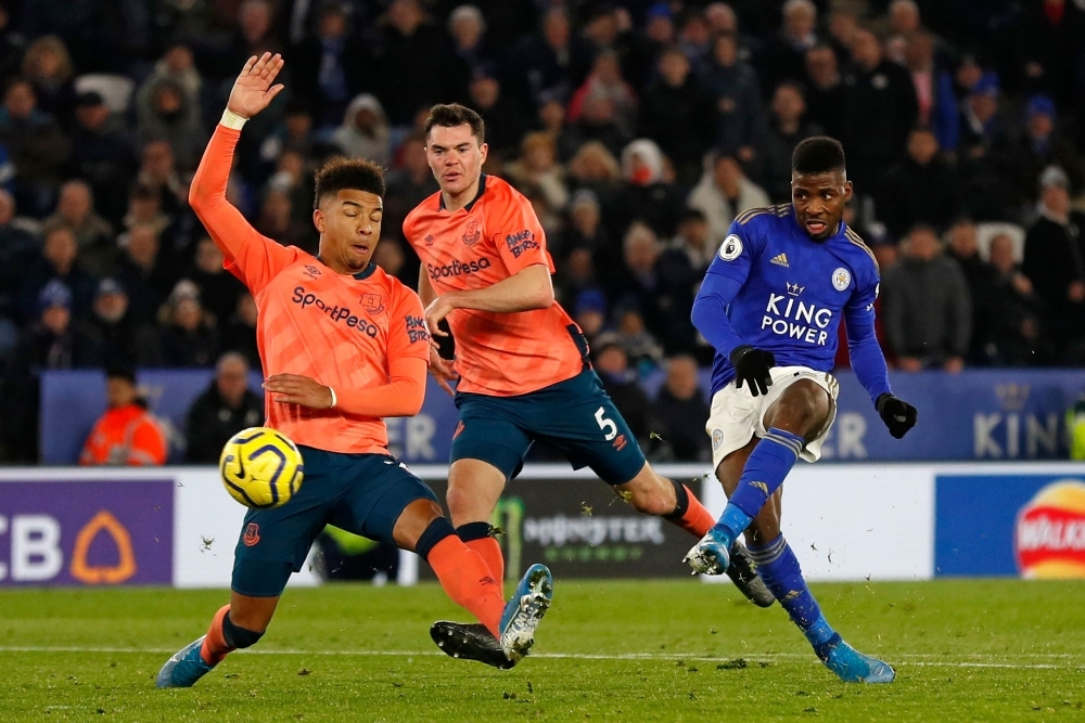 Leicester City's Nigerian striker Kelechi Iheanacho (R) shoots to score their late winning goal during the English Premier League football match between Leicester City and Everton at King Power Stadium in Leicester, central England, on Monday. Leicester won the game 2-1.— AFP
