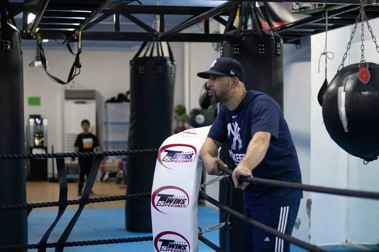 Nettles Nasser coaching in the ring in Jeddah.