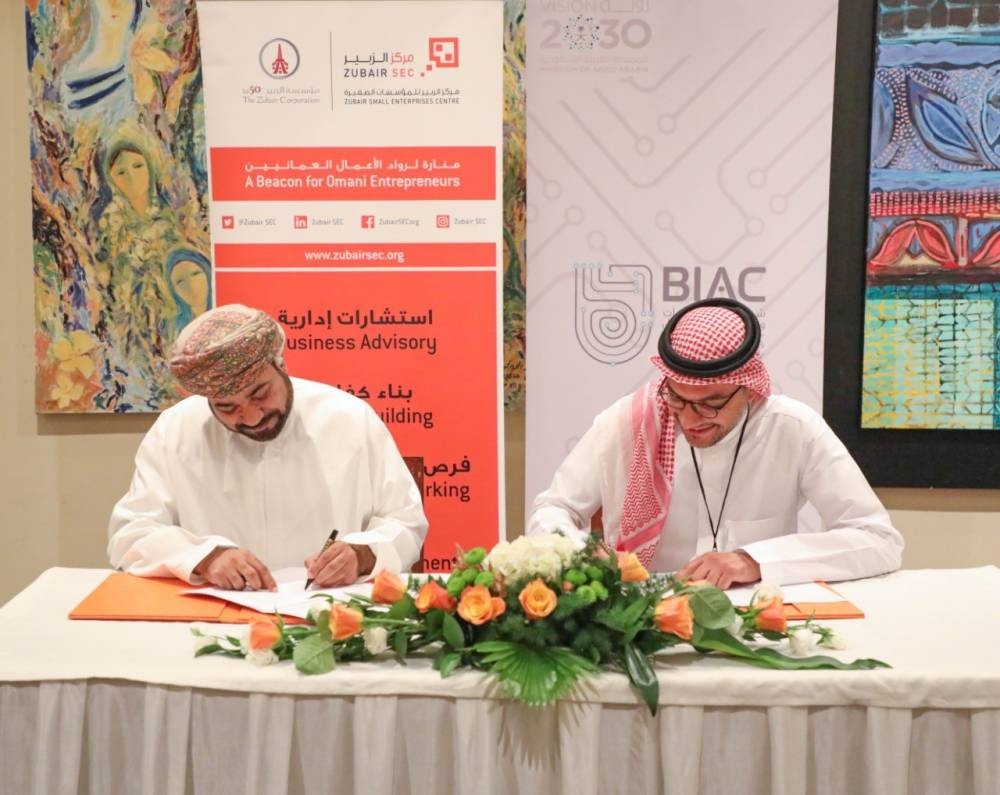 Mohammed Mubarak Al Hasani, Chief Communications Officer, The Zubair Corporation; and Khalid Almahfouz,
Director of Business Development of BIAC, sign the  MoU.
