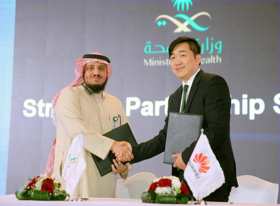 Dr. Ahmed Mohammed Balkhair, eHealth and Digital Transformation Deputy Minister in Ministry of Health, and Dennis Zhang, CEO of Huawei Tech. Investment Saudi Arabia Co., Ltd., sign an MoU for smart healthcare.