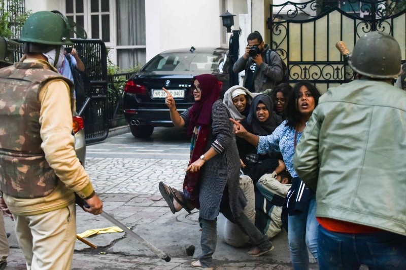  In this picture taken on December 15, 2019 Ayesha Renna (C) and other protesters argue with policemen during a demonstration against the Indian government's Citizenship Amendment Bill (CAB) in New Delhi. -AFP