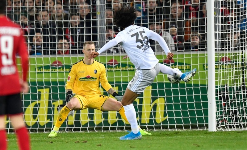 Bayern Munich's Zirkzee (R) scores the 2-1 past Freiburg's Dutch goalkeeper Mark Flekken during the German first division Bundesliga football match on Wednesday in Freiburg. — AFP