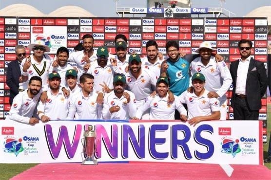 The victorious Pakistan team makes a happy picture. 