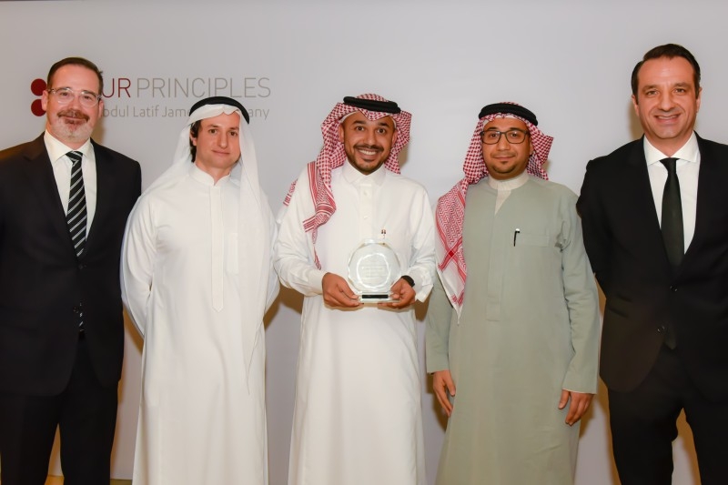 Eng. Showimy bin Ajayan Al Ktab, CEO of Tania Bottled Drinking Water Company, receives the Lean Transformation Winner Award
