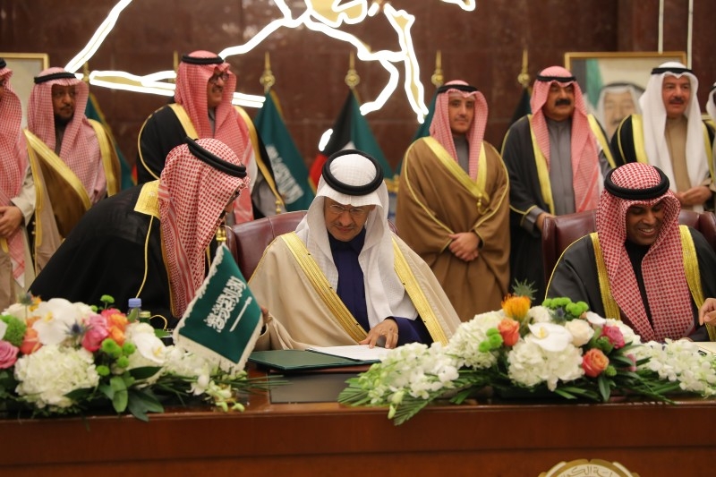 Saudi Arabia, Kuwait ink deal to resume joint oil output