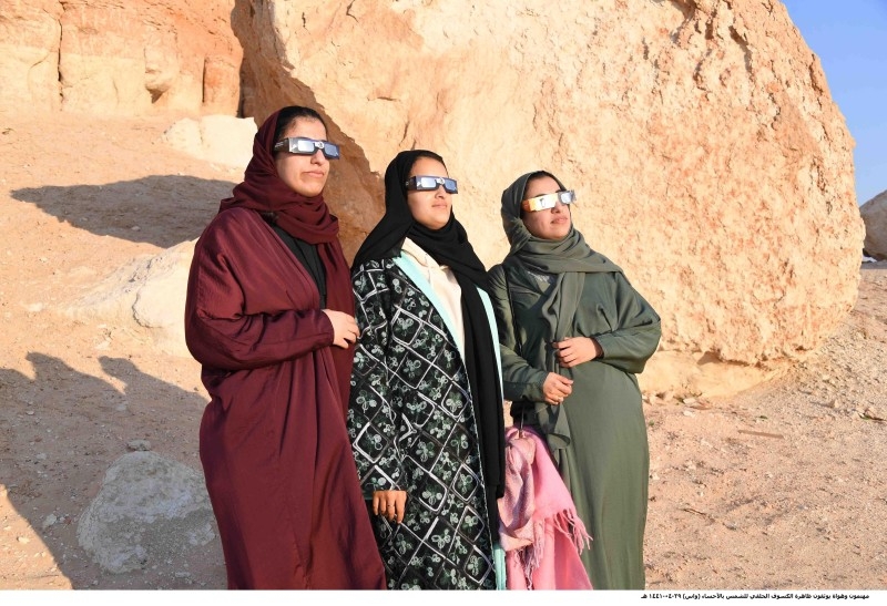 Saudis, expats gather in Al-Ahsa to witness solar eclipse