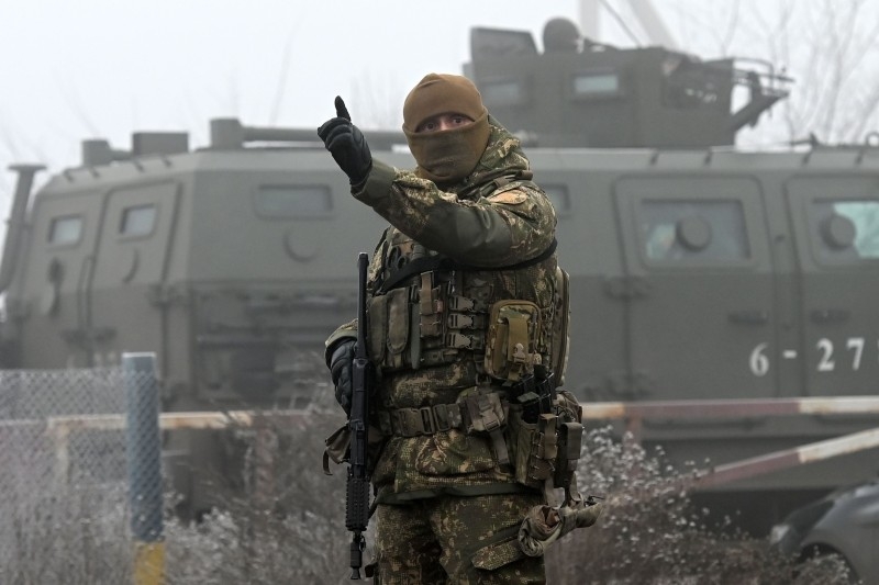 Ukrainian servicemen are seen in the settlement of Odradivka near the Mayorsk checkpoint during a prisoner exchange between Ukraine and pro-Russian rebels on Sunday. -AFP