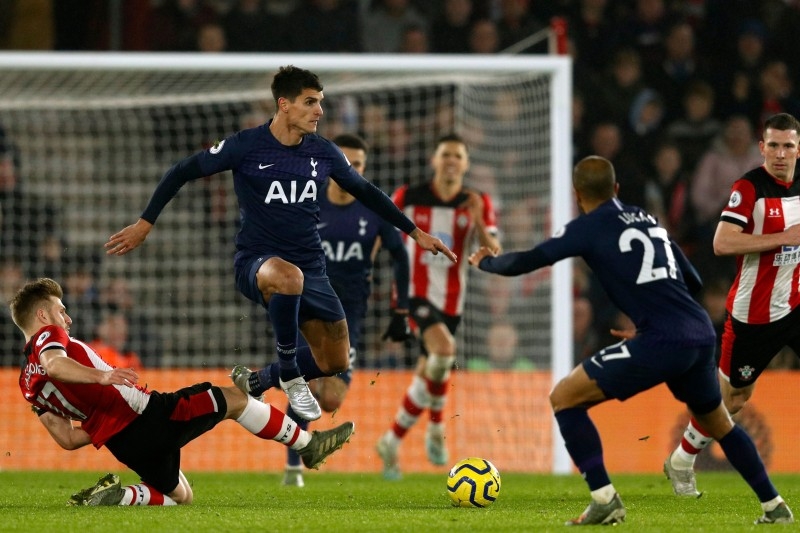 Tottenham Hotspur's Argentinian midfielder Erik Lamela, center, vies with Southampton's Scottish midfielder Stuart Armstrong, left, during the English Premier League football match between Southampton and Tottenham at St Mary's Stadium in Southampton, southern England, on Wednesday. — AFP