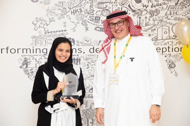 EY CFWY KSA winner Yara Bugis receives the award