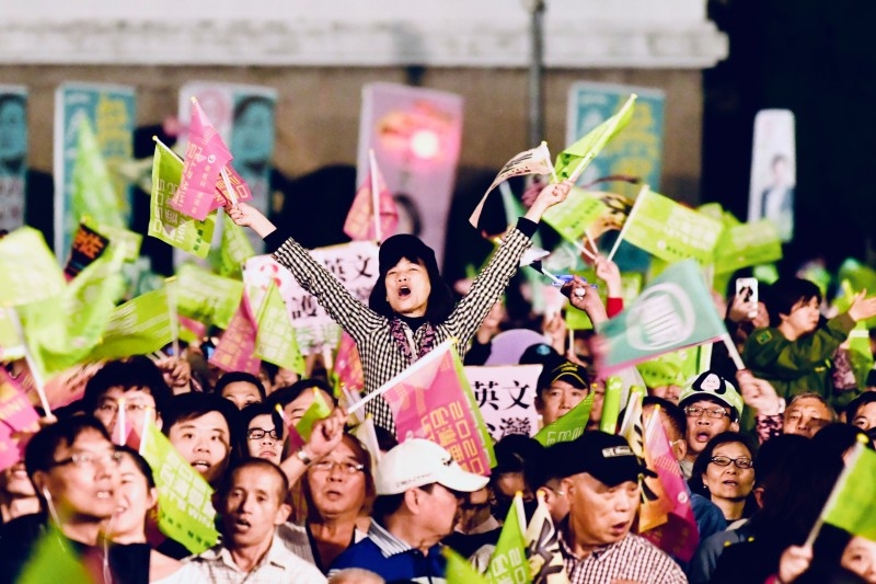 Supporters of Taiwan's President Tsai Ing-Wen, from the ruling Democratic Progressive Party (DPP), wave campaign flags dduring a rally in Taipei on Friday, ahead of the Jan. 11 presidential and parliamentary elections. — AFP