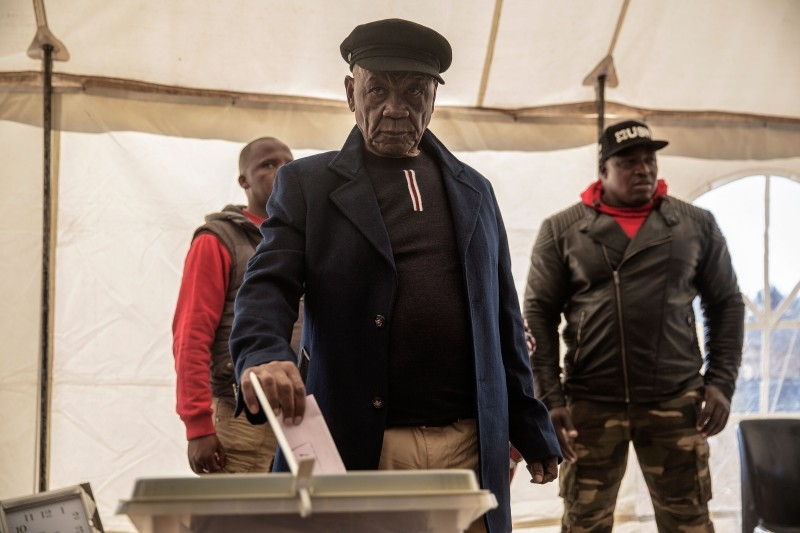  In this file photo taken on June 0, 2017 Lesotho political party All Basotho Convention (ABC) leader and candidate Tom Thabane (C) casts his ballot at a polling station in Maseru, during Lesotho's general election. -AFP