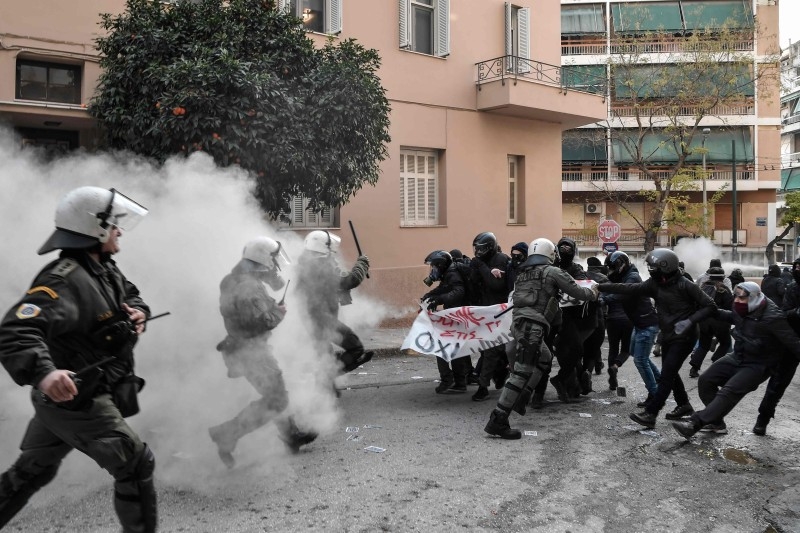 Riot police officers run after protesters during a demonstration in solidarity to the occupants of the abandoned buildings in in Koukaki touristic district of Athens on January 11, 2020. -AFP