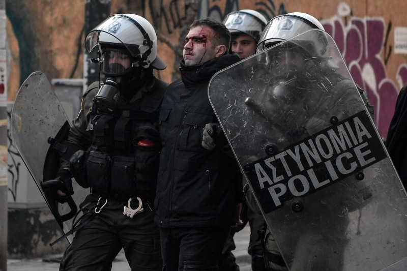  Riot police officers run after protesters during a demonstration in solidarity to the occupants of the abandoned buildings in in Koukaki touristic district of Athens on January 11, 2020. -AFP