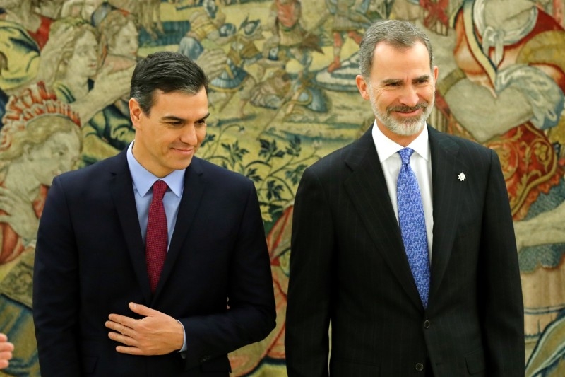 Spain's re-elected prime minister, socialist Pedro Sanchez (L) poses with Spain's King Felipe VI, after taking the oath of office during a swearing-in ceremony at the Zarzuela Palace in Madrid on Jan. 8, 2020. — AFP