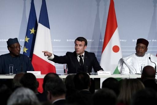 French President Emmanuel Macron (C) flanked by Niger's President Mahamadou Issoufou (R) and Chad's President Idriss Deby (L) speaks during a press conference as part of the G5 Sahel summit on the situation in the Sahel region at the Chateau de Pau, on Monday. -AFP