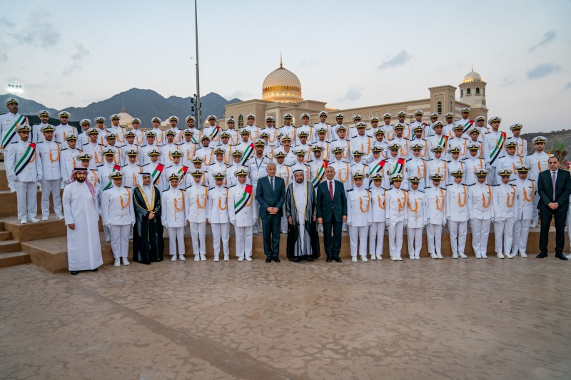 Sheikh Dr. Sultan Bin Muhammad Al Qasimi in group photo with the students