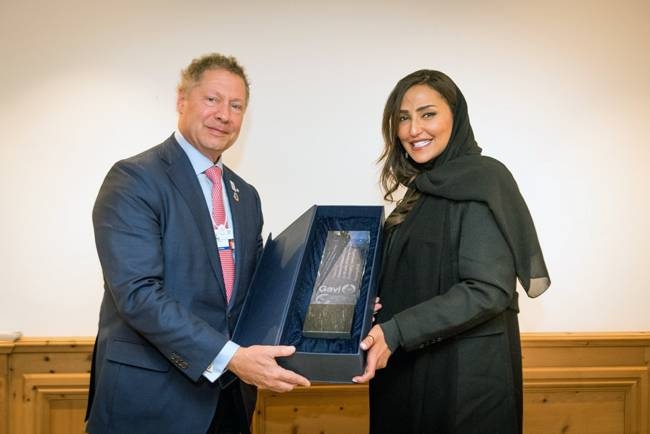  Princess Lamia Bint Majed Saud Al Saud receiving an award from Dr. Seth Berkley, CEO of Gavi. — Courtesy photo