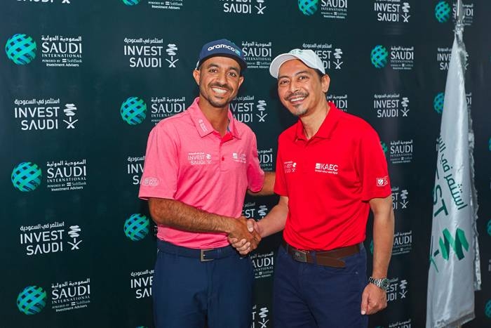 Othman Almulla, KSA’s 1st Pro Golfer, and Khalid Tash, deputy governor for marketing & communications, SAGIA. — Courtesy photo.
