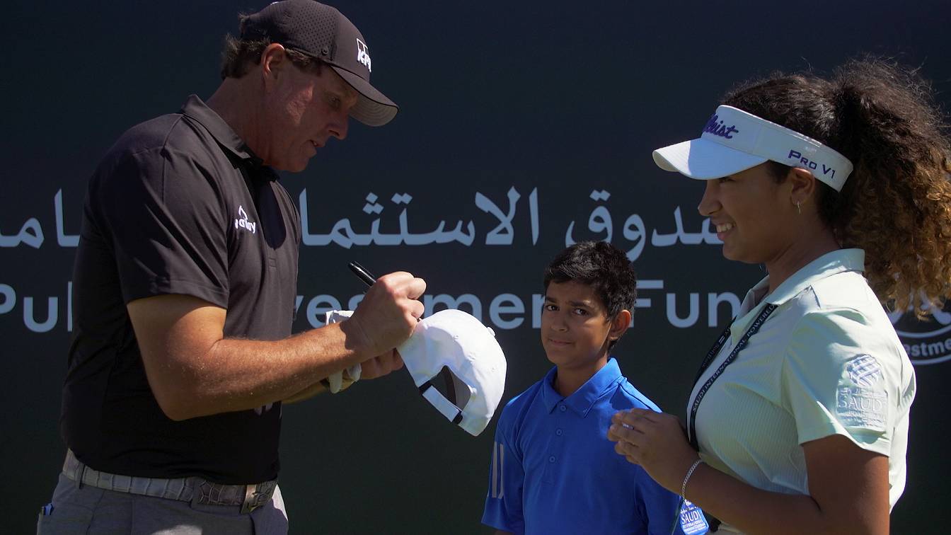 Phil Mickelson meets Layla Al-Telmissani and her brother Omar.