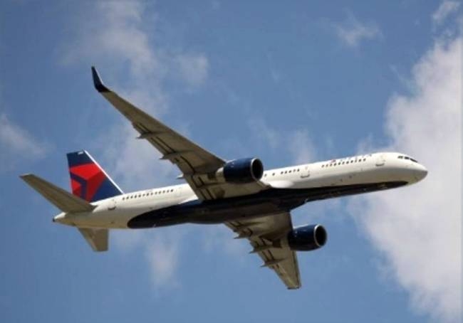  Delta Air Lines said Friday it plans to invest $1 billion over the next decade to reduce its emissions, the first major airline to make such a commitment.