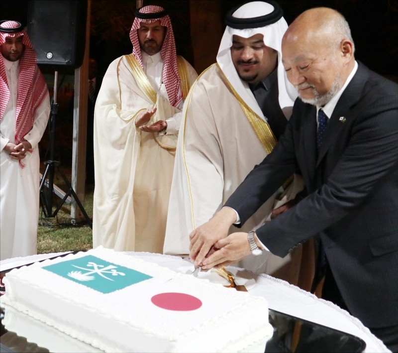 Deputy Governor of Riyadh Region Prince Mohammed Bin Abudlrahman Bin Abdulaziz and Japan’s Ambassador Tsukasa Uemura partake in the cake cutting ceremony to mark the 60th birthday of Japan’s Emperor Naruhito.