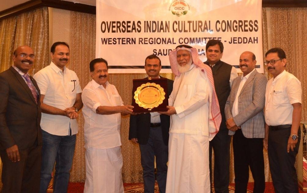 Ramesh Chennithala honoring prominent Saudi of Indian origin Sheikh Abdurahman Abdullah Yousuf Malaibari in Jeddah.