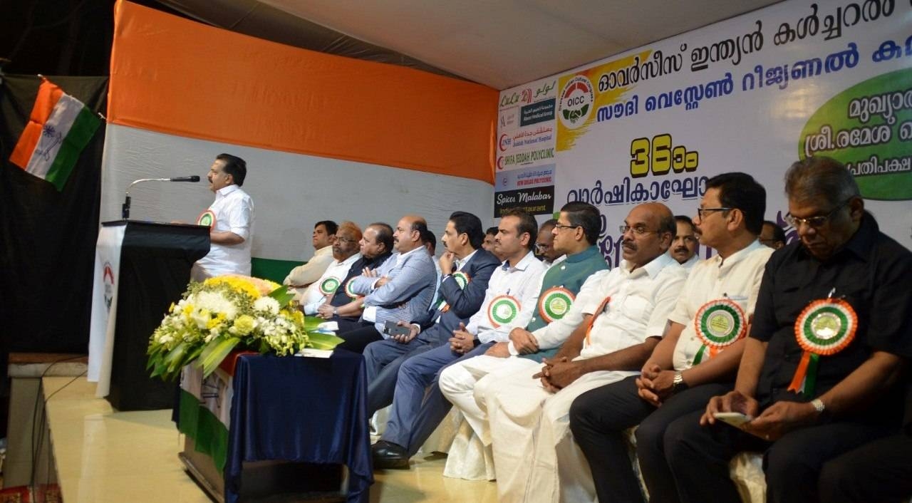 Ramesh Chennithala honoring prominent Saudi of Indian origin Sheikh Abdurahman Abdullah Yousuf Malaibari in Jeddah.