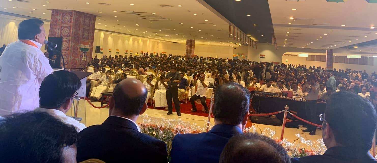 Ramesh Chennithala honoring prominent Saudi of Indian origin Sheikh Abdurahman Abdullah Yousuf Malaibari in Jeddah.