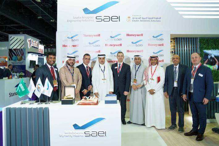 Senior representatives from Honeywell and Saudia Aerospace Engineering Industries (SAEI) celebrate the completion of more than 100 auxiliary power unit (APU) repairs at the SAEI Jet Propulsion Center in Jeddah, Saudi Arabia, a Honeywell certified service center.